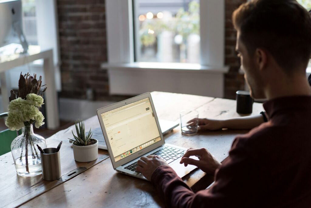Die besten Methoden, um von zu Hause Geld zu verdienen (Deutschland Guide 2026) Bench Accounting C3V88BOoRoM Unsplash 1024x684