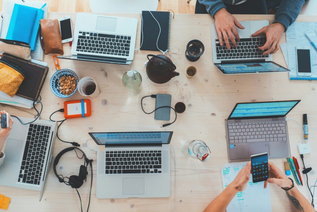 Online Geld verdienen in Deutschland: Der komplette Guide 2026 Marvin Meyer SYTO3xs06fU Unsplash 1024x683