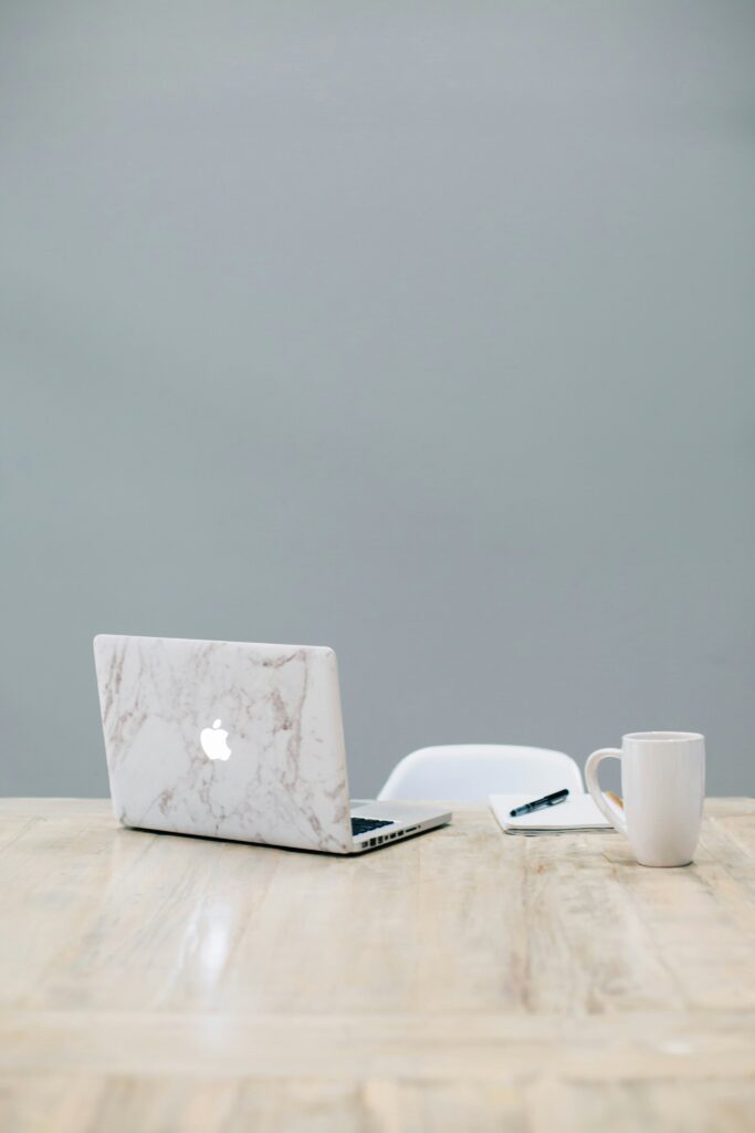 Blog starten und Geld verdienen (Schritt für Schritt Guide 2026) Rachel Moenning ZjxYwd4HOu0 Unsplash 683x1024